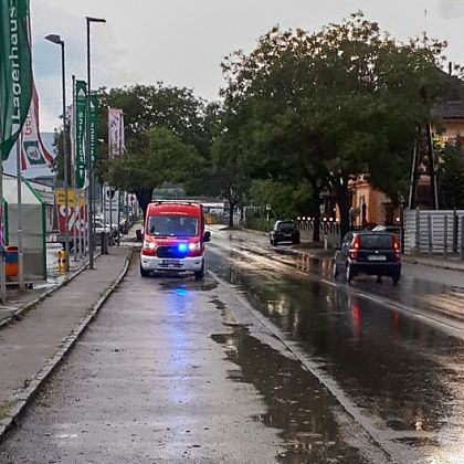 Überflutete Straße & vermeintlicher Waldbrand