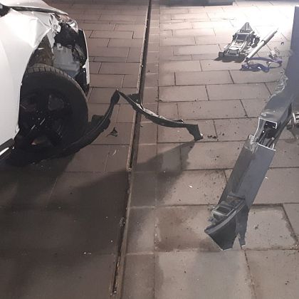 PKW gegen Straßenlaterne